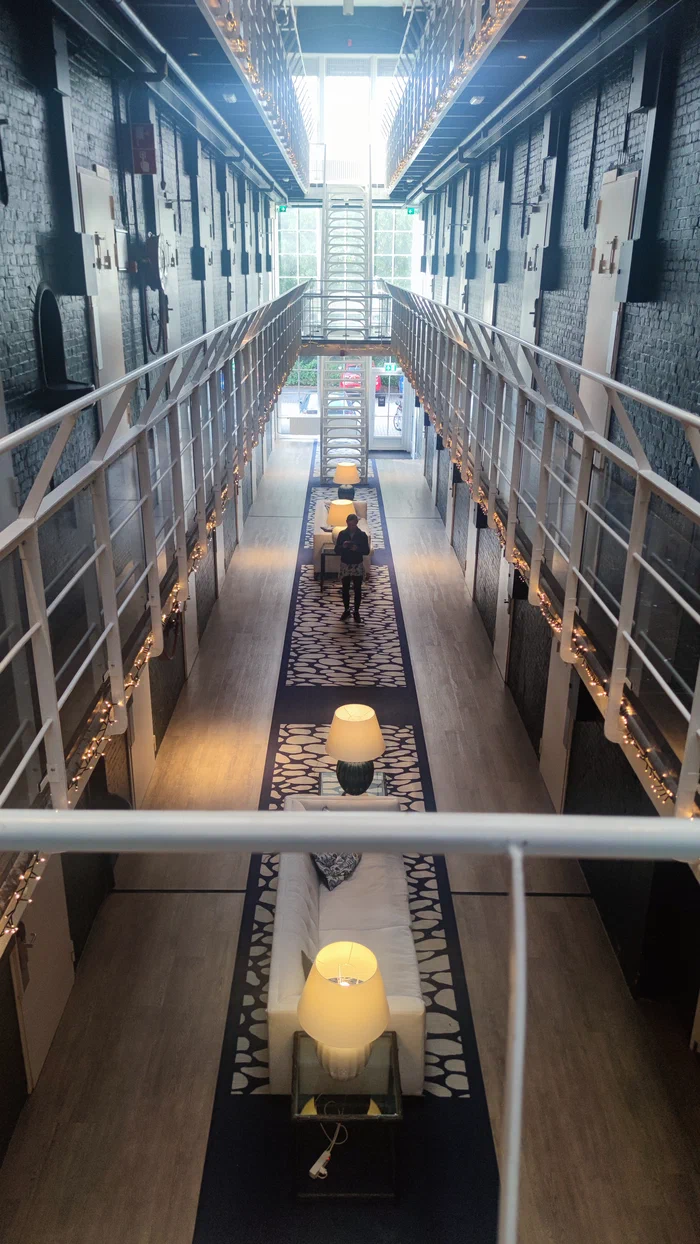 Ein Foto aus dem Treppenaufgang in einem ehemaligen Gefängnis, das nun als Hotel fungiert