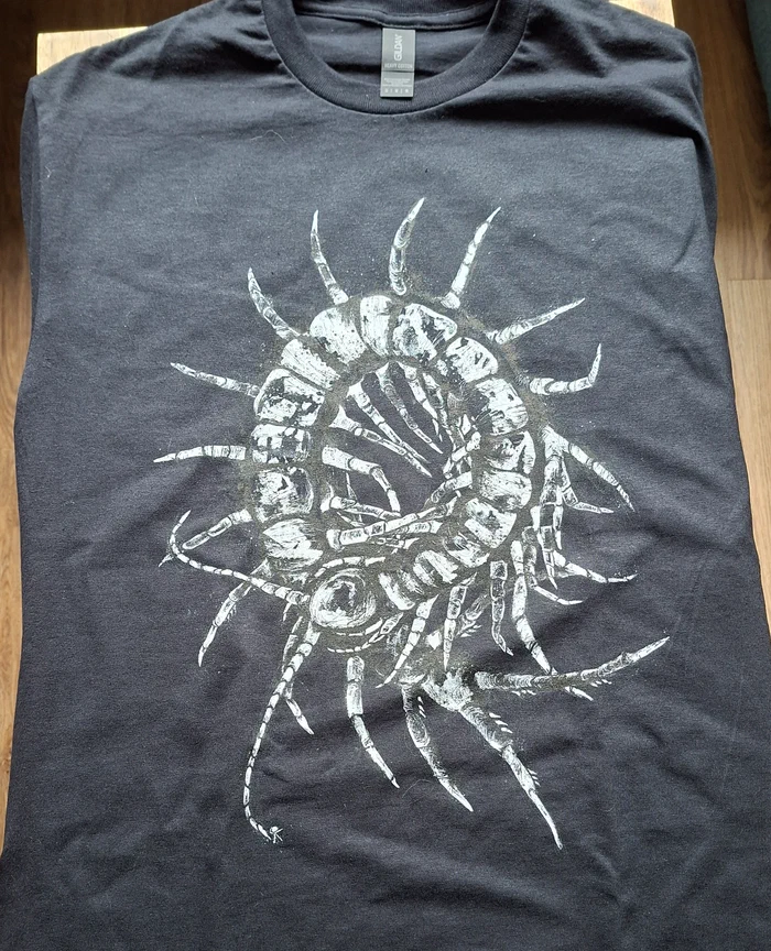 Ein T-Shirt mit Hundertfüßermotiv