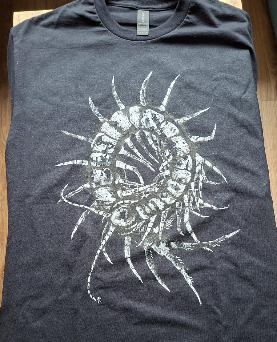 Ein T-Shirt mit Hundertfüßermotiv