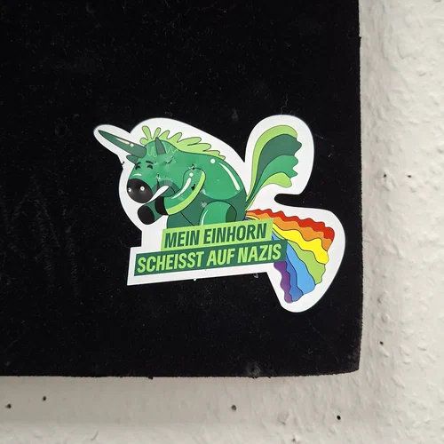 Ein Aufkleber, Motiv: ein Einhorn mit der Unterschrift _Mein Einhorn scheißt auf Nazis_