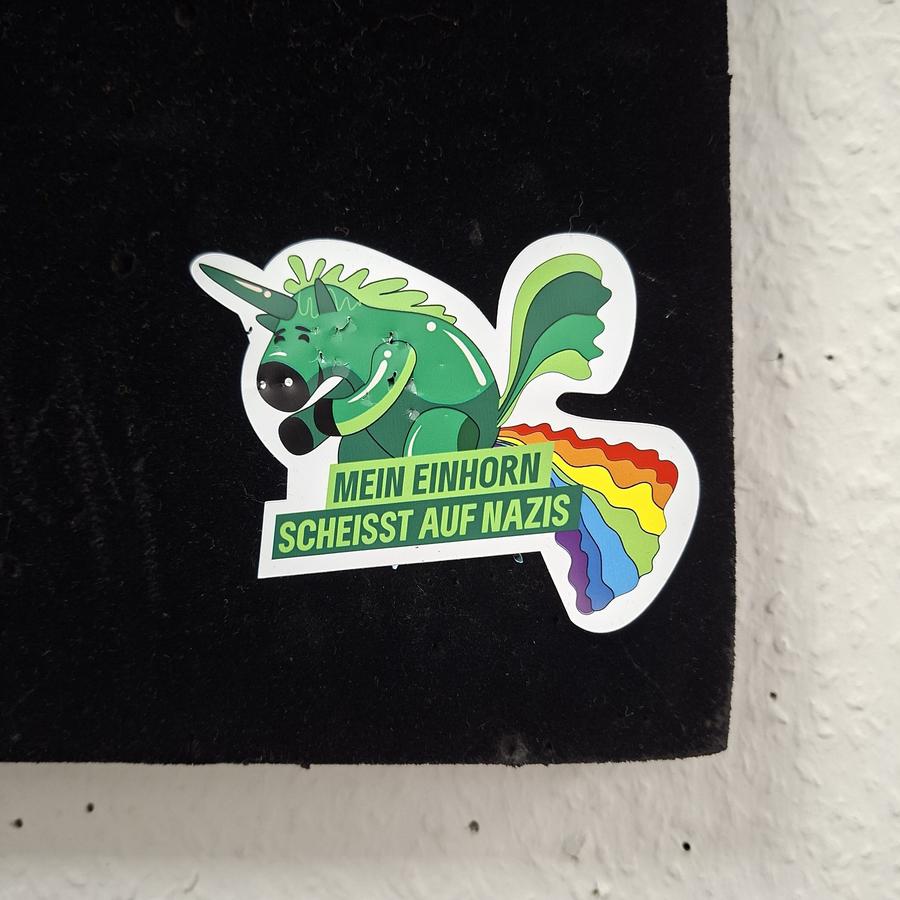Ein Aufkleber, Motiv: ein Einhorn mit der Unterschrift _Mein Einhorn scheißt auf Nazis_