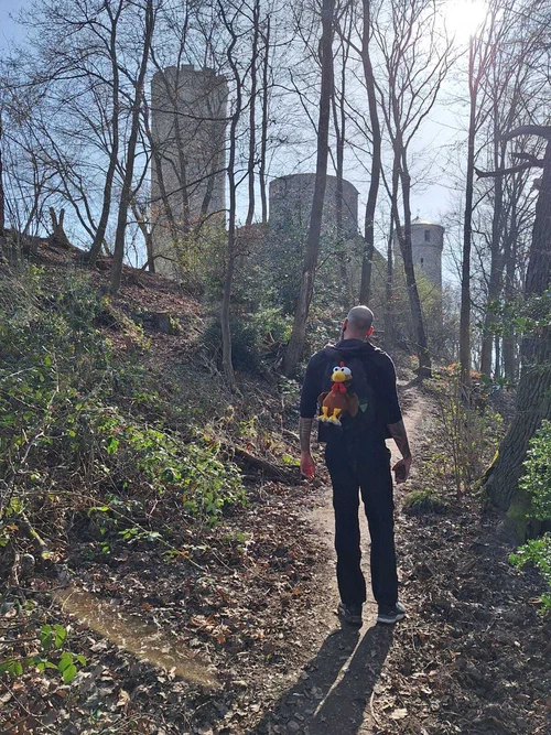 Christian mit Moorhuhn Marlies vor der Laufenburg