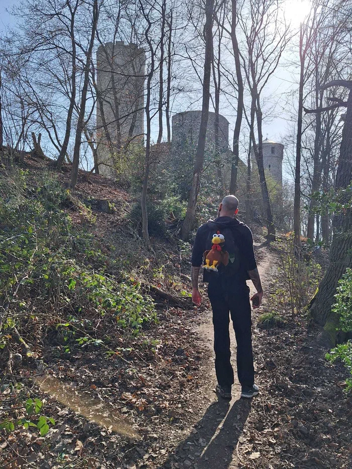 Christian mit Moorhuhn Marlies vor der Laufenburg