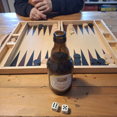 Ein Backgammon Spielbrett