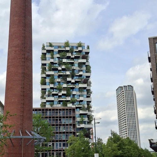 Ein schön begrüntes Hochhaus mitten in der Stadt Eindhoven
