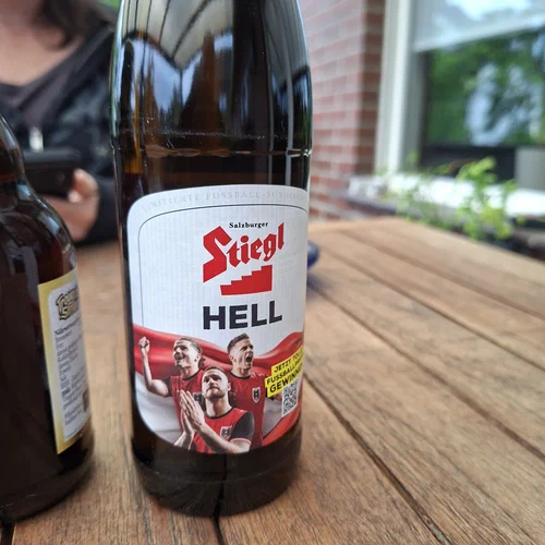 Eine Flasche Stiegl Hell Bier
