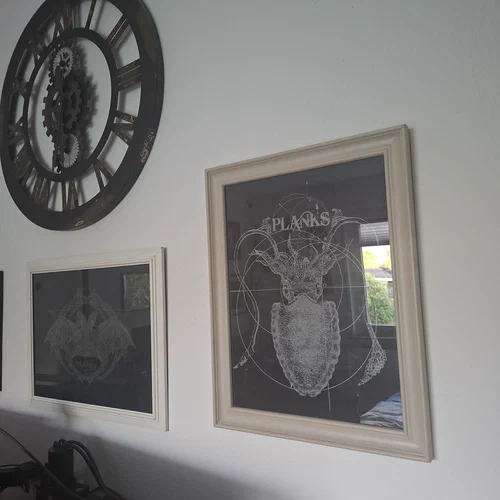 Ein Foto von zwei eingerahmten Backpatches der Gruppe Planks.