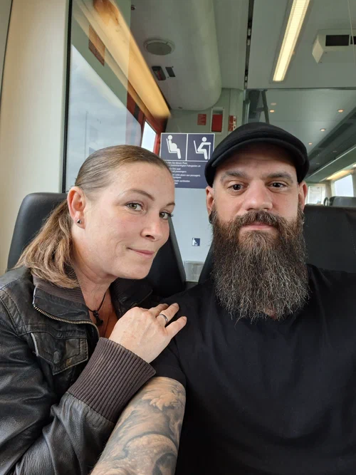 Ein Foto von der Ehefrau und der Bärtigen Lady im Zug nach Aachen.