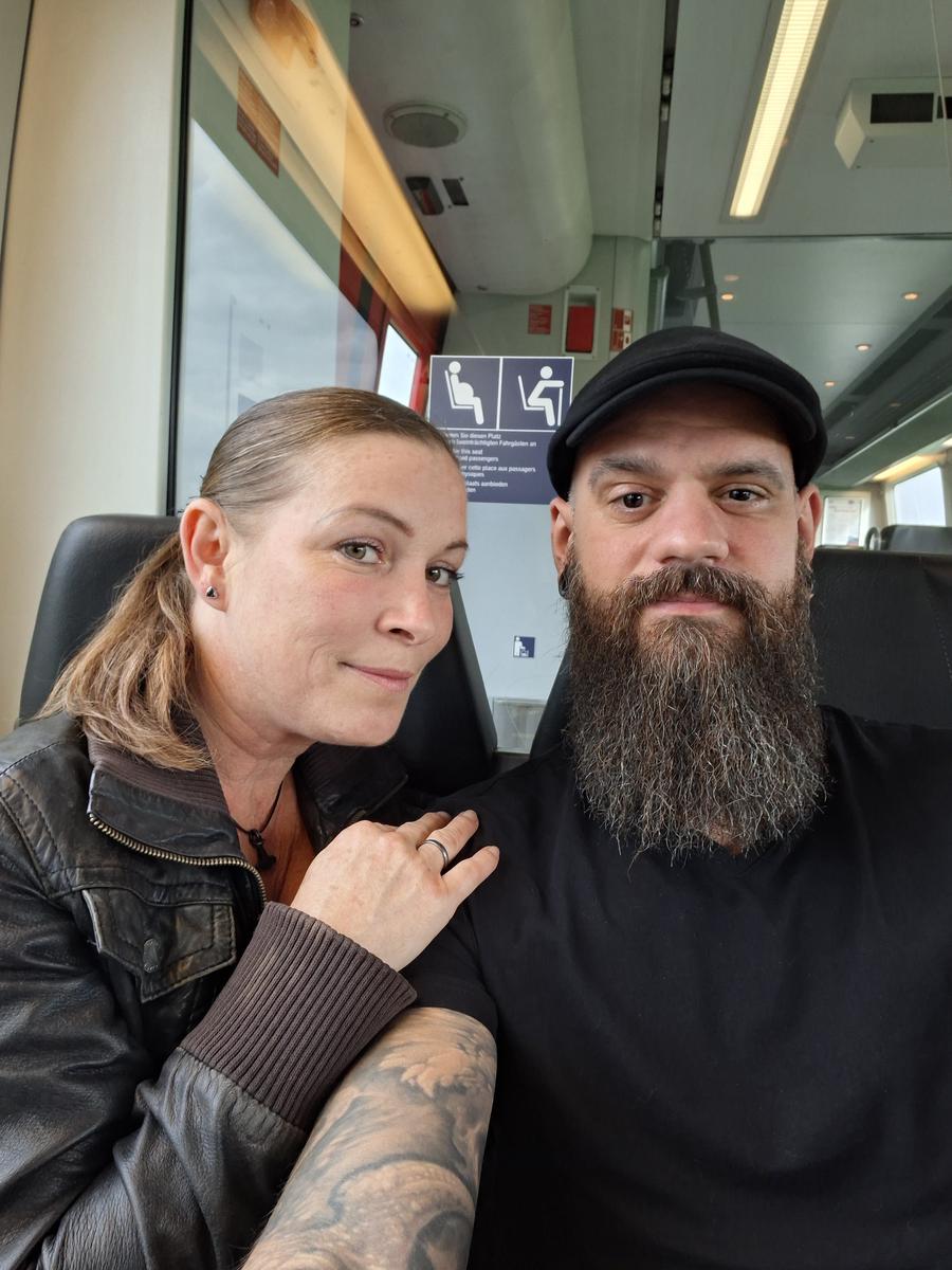 Ein Foto von der Ehefrau und der Bärtigen Lady im Zug nach Aachen.