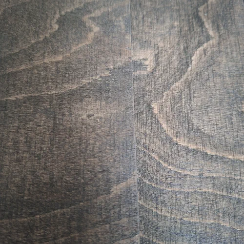 Ein Foto von zwei lasierten Holzplatten. Die Maserung kommt durch die Lasur mit sehr starkem Kontrast zum Vorschein.