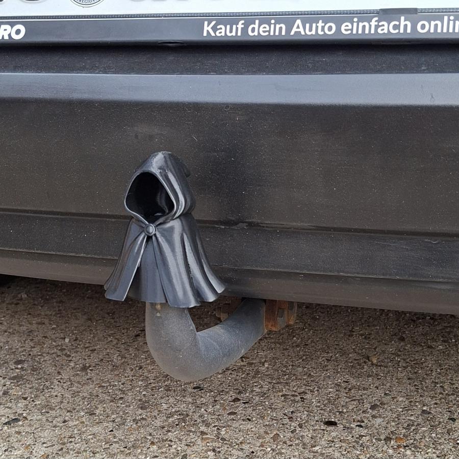 Ein Foto von einer Anhängerkupplung, die einen 3D-gedruckten Kapuzenumhang trägt. Der kleine Tod fährt immer mit.
