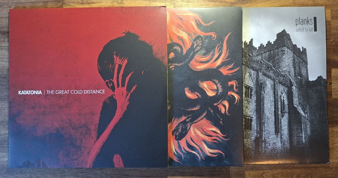 Ein Foto der LPs ‘The Great Cold Distance’, ‘Paracletus’ und ‘Solicit To Fall’